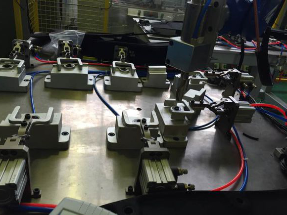 機(jī)器人柔性超聲波焊接機(jī)點(diǎn)焊汽車底護(hù)板