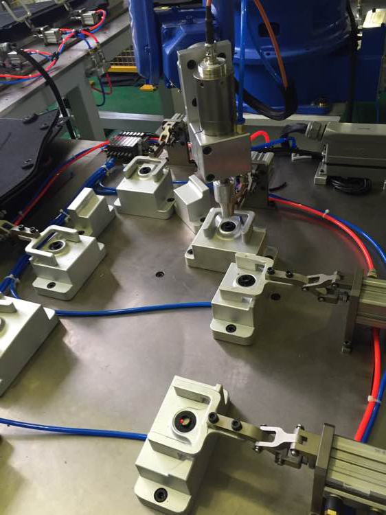 機(jī)器人柔性超聲波焊接機(jī)點(diǎn)焊汽車底護(hù)板