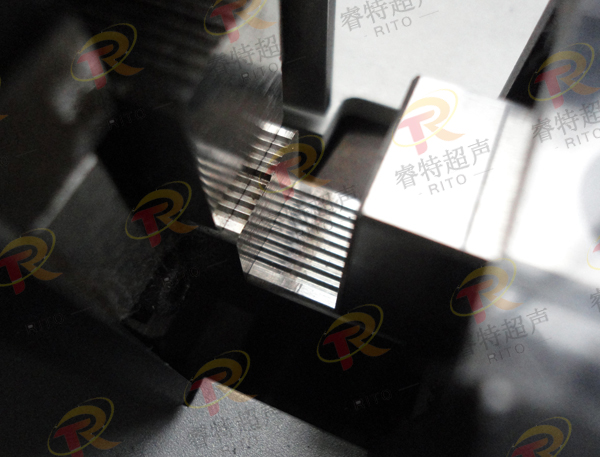 0.5mm2銅導(dǎo)線超聲波壓方機