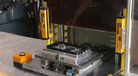 手機(jī)按鍵熱鉚設(shè)備