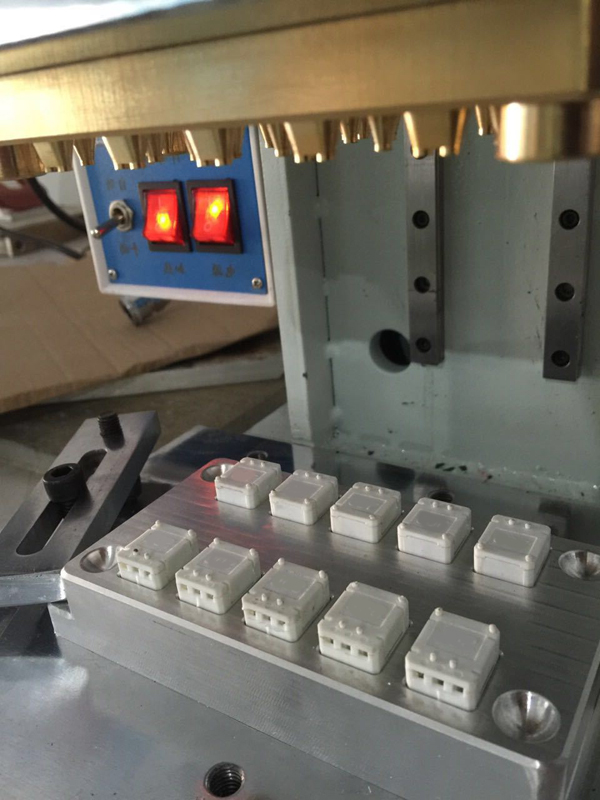 汽車配件小型熱熔鉚點機