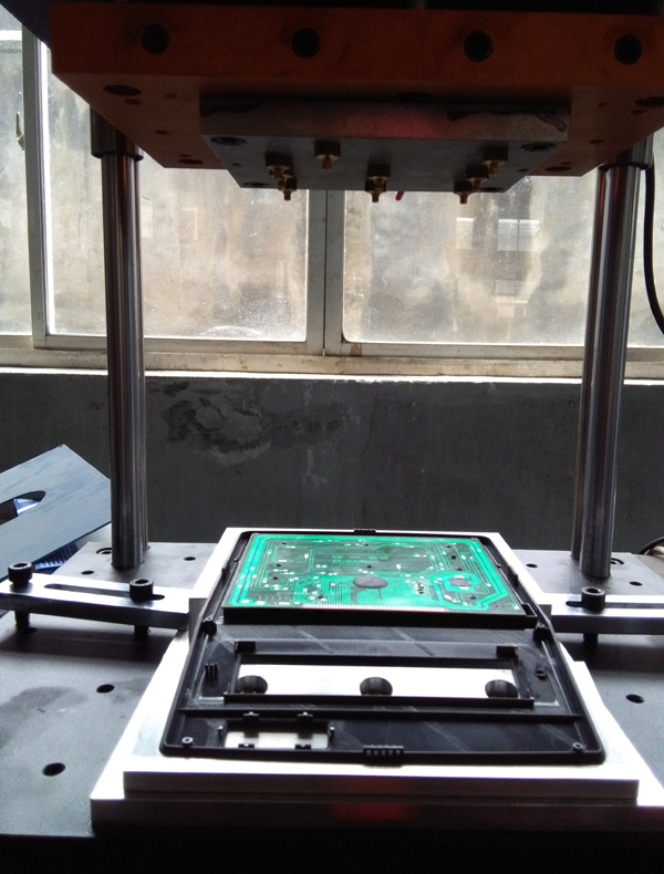 電路板凸出圓形柱子熱熔熱壓機(jī)