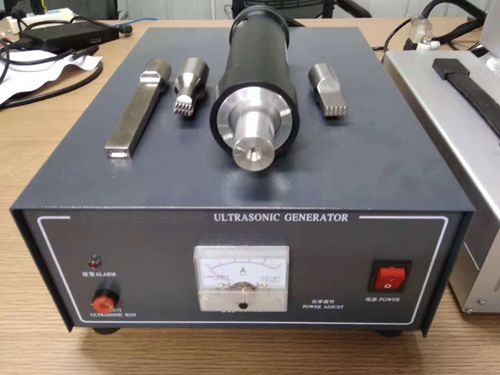 汽車無(wú)紡布隔音棉超聲波點(diǎn)焊機(jī)