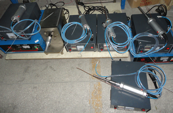 雞蛋清糞養(yǎng)殖傳送帶超聲波點(diǎn)焊機(jī)