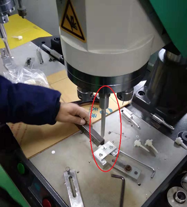 醫(yī)療三通輸液器透氣膜超聲波焊接機(jī)