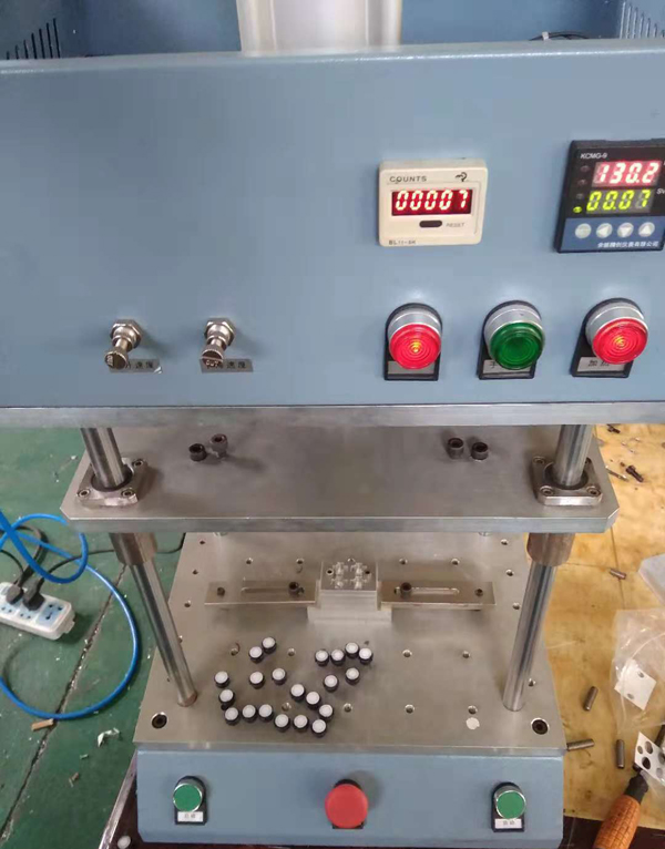 醫(yī)療三通輸液器透氣膜超聲波焊接機(jī)