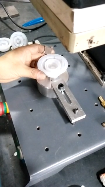 EVA機(jī)油桶蓋透氣膜壓燙設(shè)備