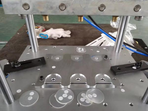 塑料包裝桶透氣蓋熱熔工裝