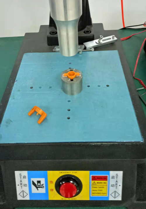 abs塑料瓶口蓋超聲波焊接機(jī)