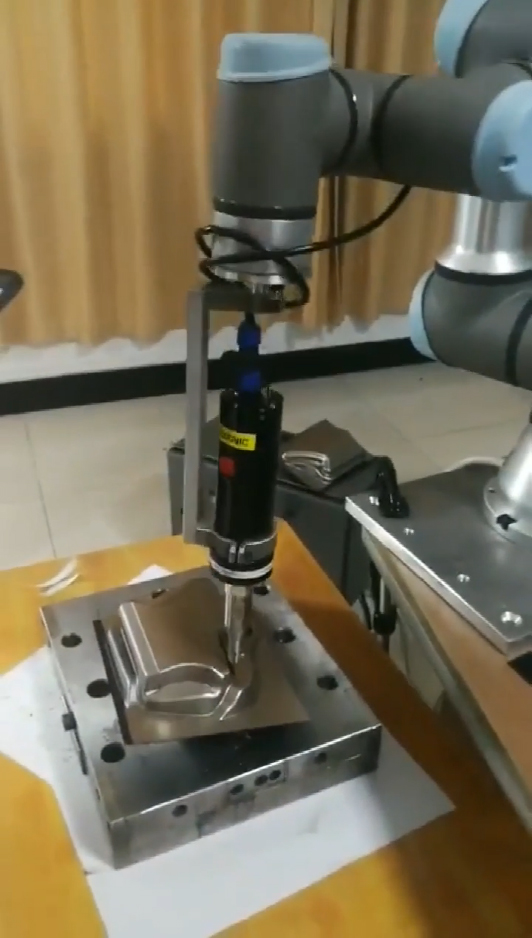 塑膠產(chǎn)品自動超聲波裁切割機(jī)