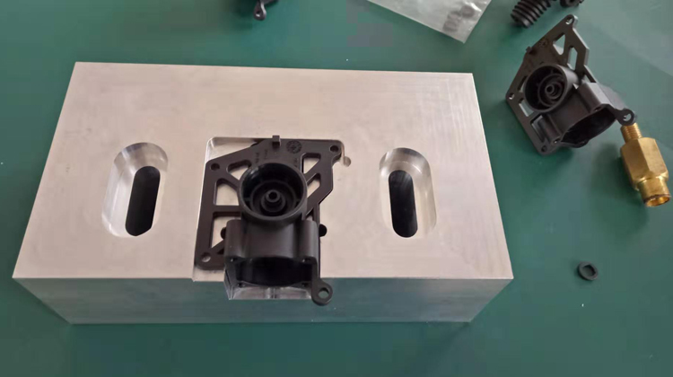 PA66-GF30尼龍轉(zhuǎn)換頭熱熔壓焊機(jī)