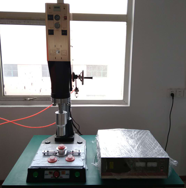 機(jī)油桶拉嘴蓋密封超聲波熱熔機(jī)