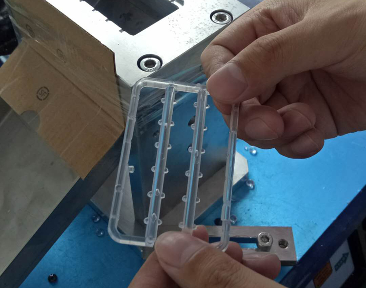 塑料玩具眼睛澆水口超聲波振落設備