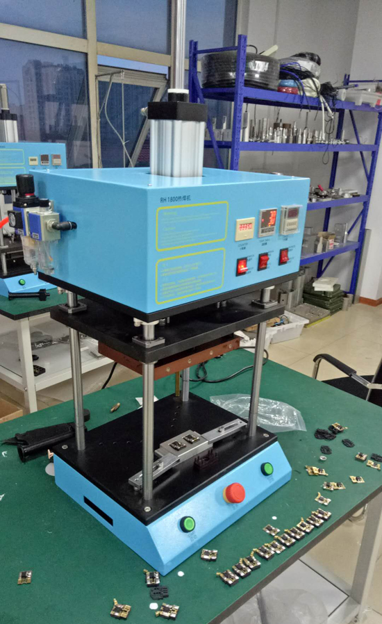 光伏組件塑料柱熱熔鉚點機(jī)