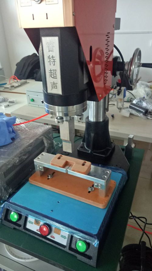 無紡布防護(hù)服腰貼點(diǎn)壓超聲波焊接機(jī)