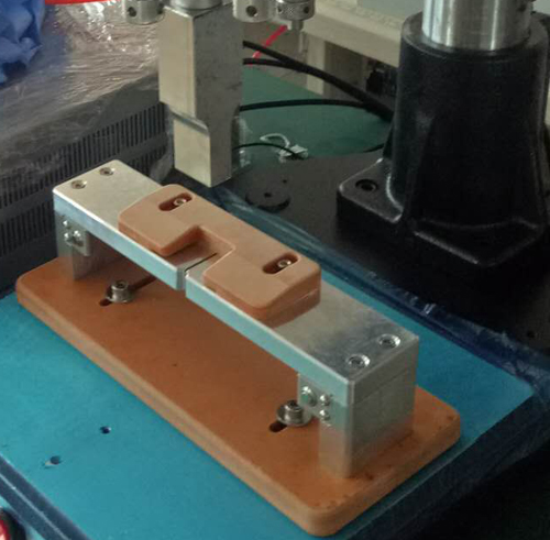 無紡布防護(hù)服腰貼點(diǎn)壓超聲波焊接機(jī)