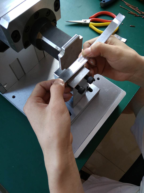 新能源動(dòng)力鋰電池匯流排超聲波點(diǎn)焊機(jī)