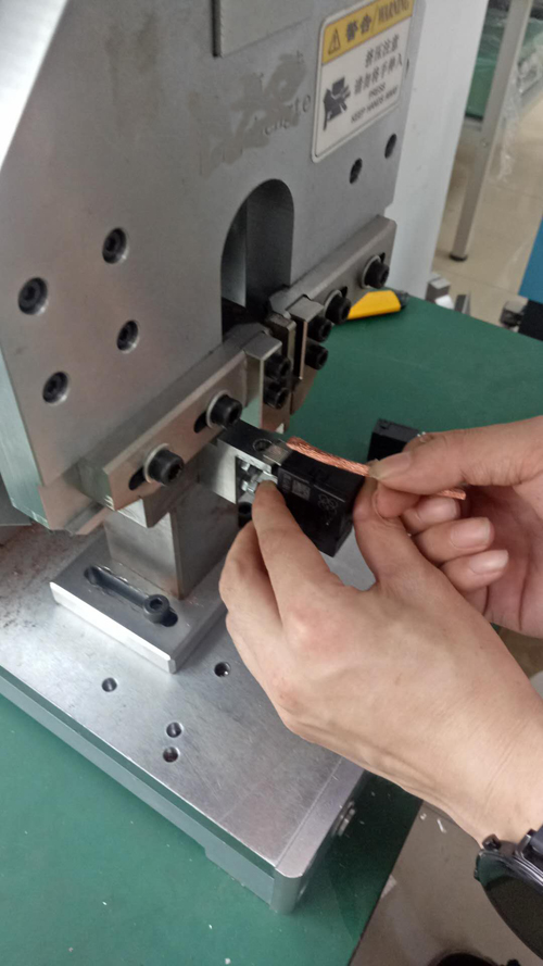 繼電器引腳片銅編織線超聲波點(diǎn)焊機(jī)