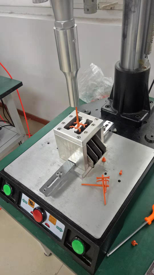 ABS塑膠件注塑澆口超聲波切斷機(jī)