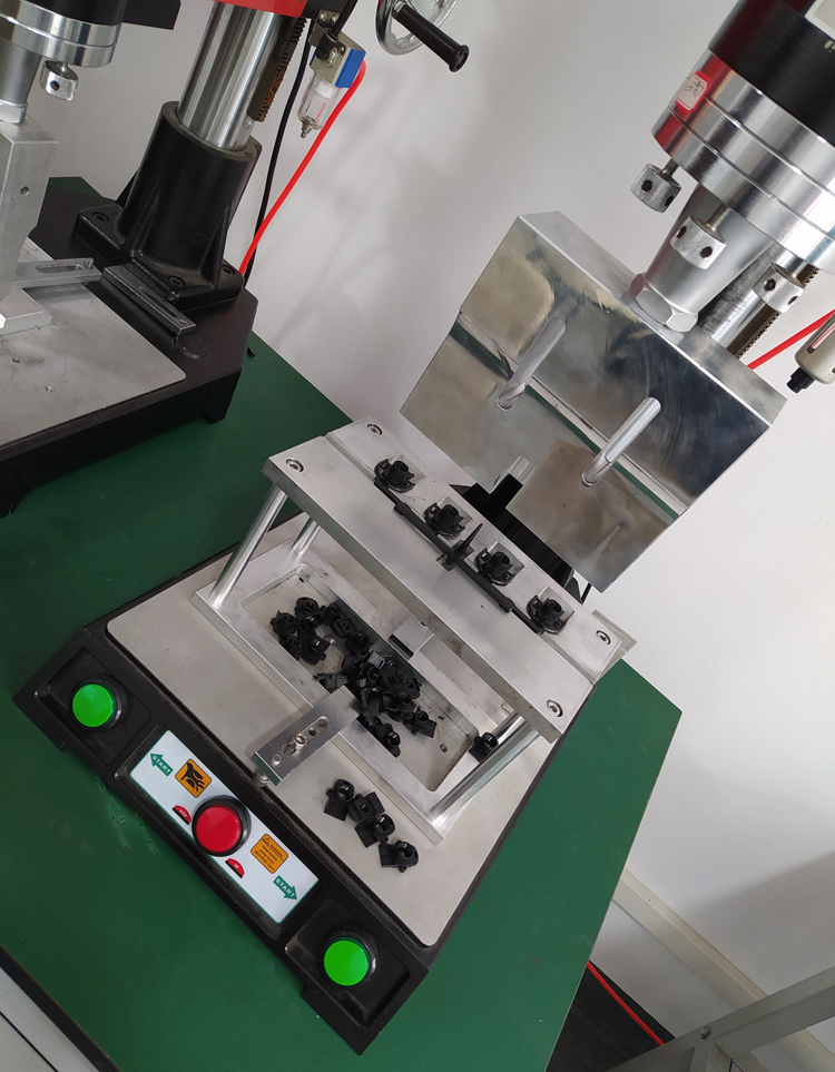 Abs注塑澆口超聲波震落模具工裝