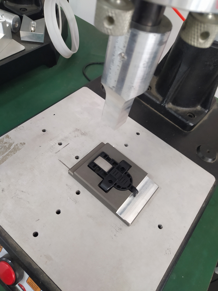 金屬網(wǎng)與塑料件壓合超聲波焊接模具