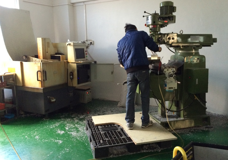 超聲波模具出現(xiàn)裂紋的原因分析