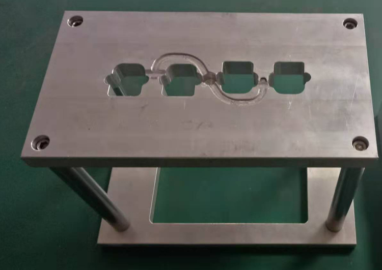 相機(jī)鏡頭注塑切水口超聲波振落模具視頻