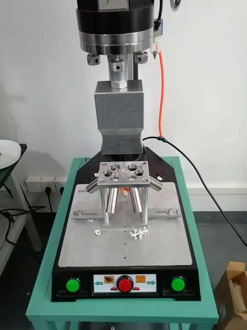 ABS材質(zhì)塑膠澆口超聲波震落模具視頻