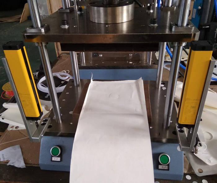 DTRO膜片第一次裁切設(shè)備