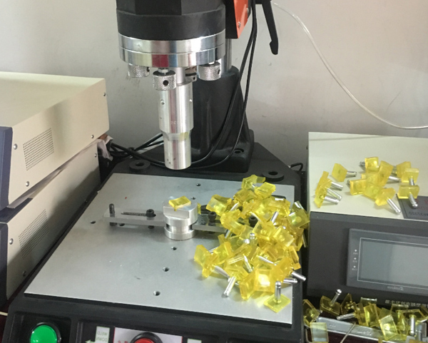 2600W超聲波塑料焊接機(jī)