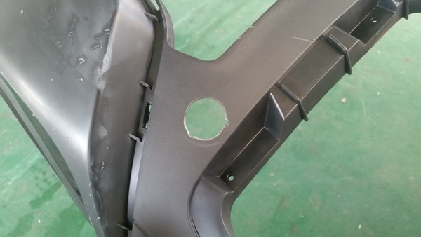 汽車保險杠雷達孔沖孔方法