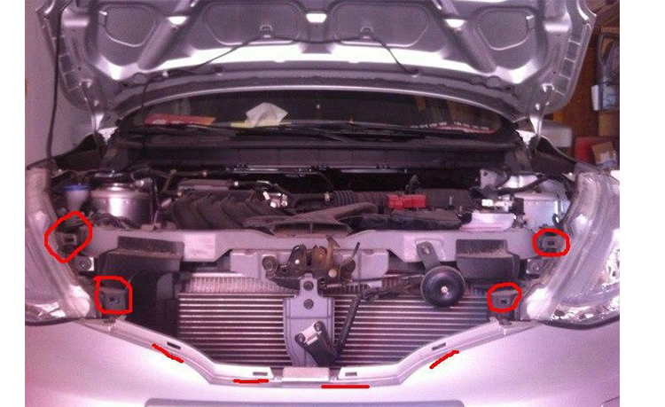 更換汽車中網(wǎng)裝飾框的步驟