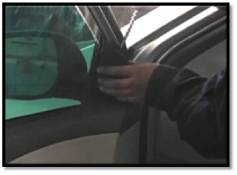 汽車前車門內(nèi)飾板的拆除