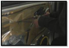 汽車前車門內(nèi)飾板的拆除