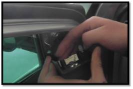 汽車前車門內(nèi)飾板的拆除