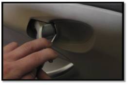 汽車前車門內(nèi)飾板的拆除