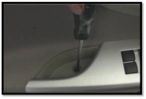 汽車前車門內(nèi)飾板的拆除