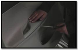 汽車前車門內(nèi)飾板的拆除