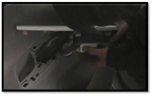 汽車前車門內(nèi)飾板的拆除