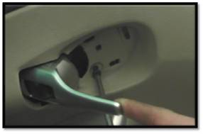 汽車前車門內(nèi)飾板的拆除