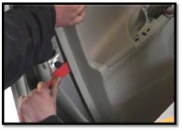 汽車前車門內(nèi)飾板的拆除