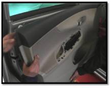 汽車前車門內(nèi)飾板的拆除