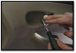 汽車后車門內(nèi)飾板的拆卸