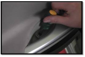 汽車后車門內(nèi)飾板的拆卸