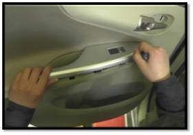 汽車后車門內(nèi)飾板的拆卸