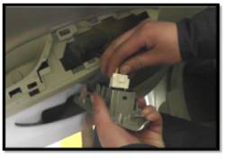 汽車后車門內(nèi)飾板的拆卸