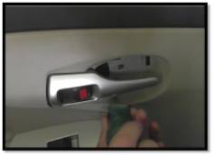 汽車后車門內(nèi)飾板的拆卸