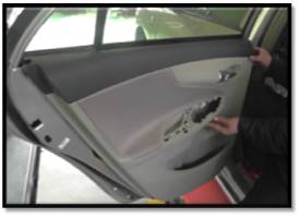 汽車后車門內(nèi)飾板的拆卸