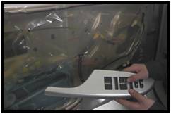 汽車前車門玻璃升降器的拆卸