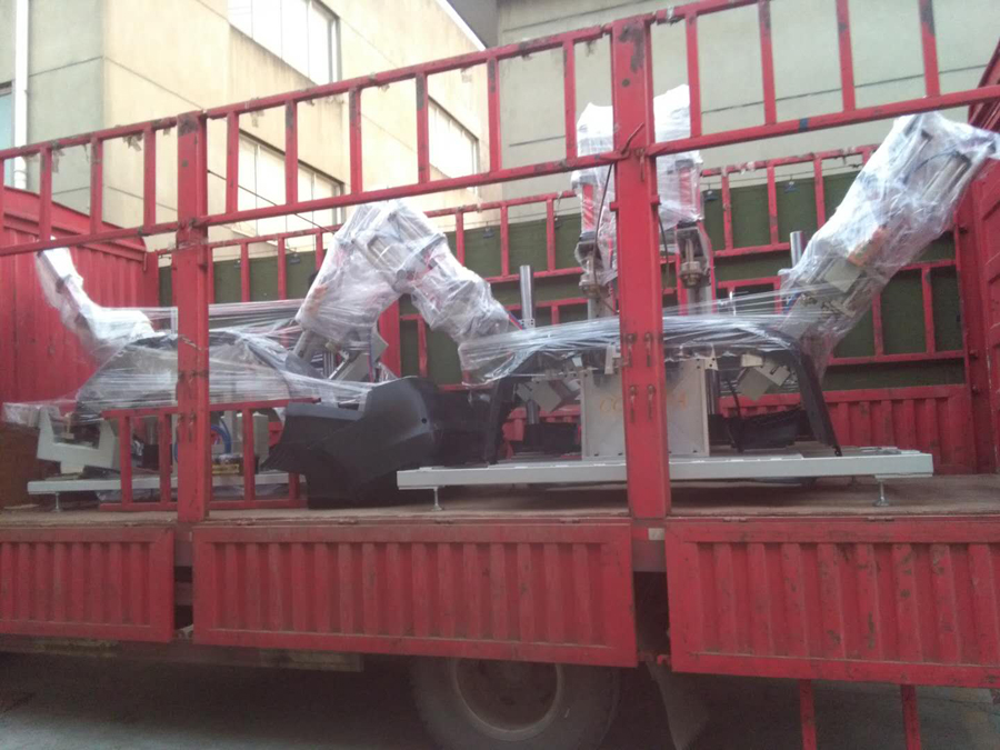 又一套前后保險(xiǎn)杠沖孔機(jī)發(fā)機(jī)了